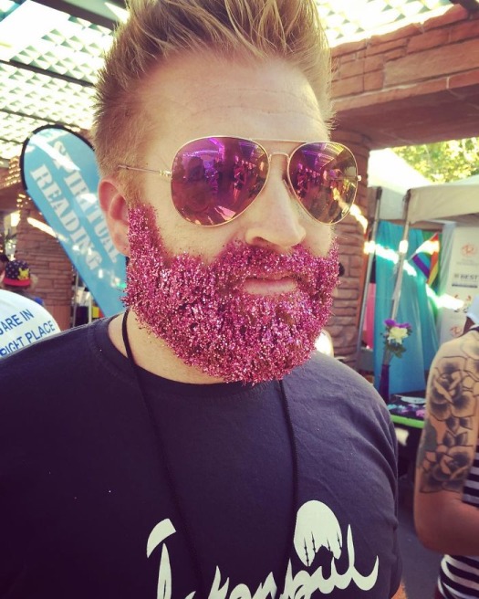 Men Are Covering Their Beards In Glitter Just In Time For The Holidays (17 Pics)