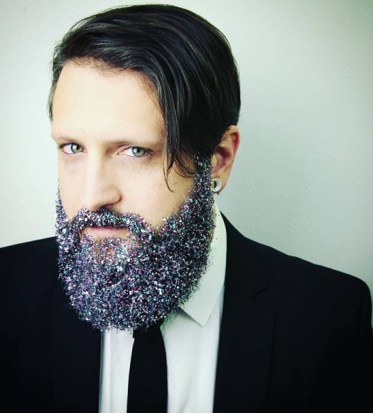 Men Are Covering Their Beards In Glitter Just In Time For The Holidays (17 Pics)