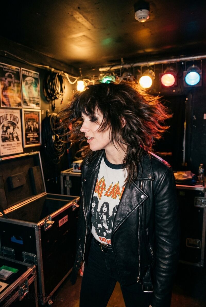 Asymmetrical bob mirror reflection showing both sides